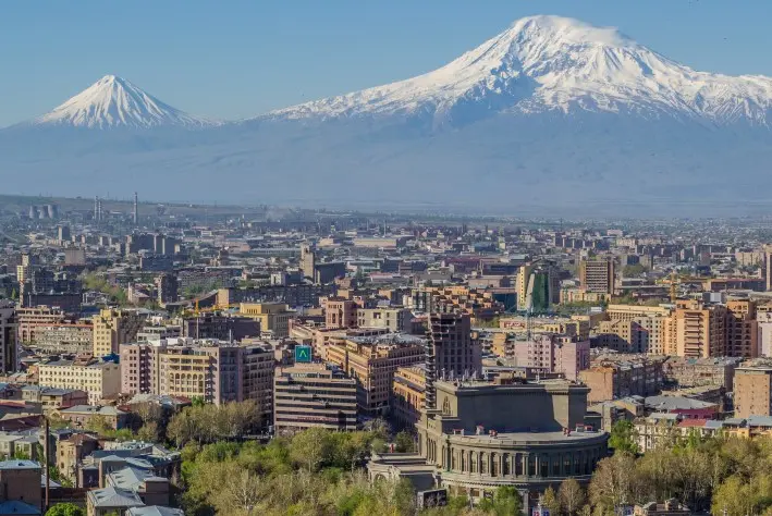 yerevan mit dem bergn ararat ( bild serouj ourishian)